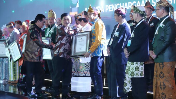 Luar Biasa, Kota Malang Raih Sekaligus Dua Penghargaan Tingkat Nasional yang diterima oleh Pj. Walikota Malang, Wahyu Hidayat. (Dok. Prokompim)