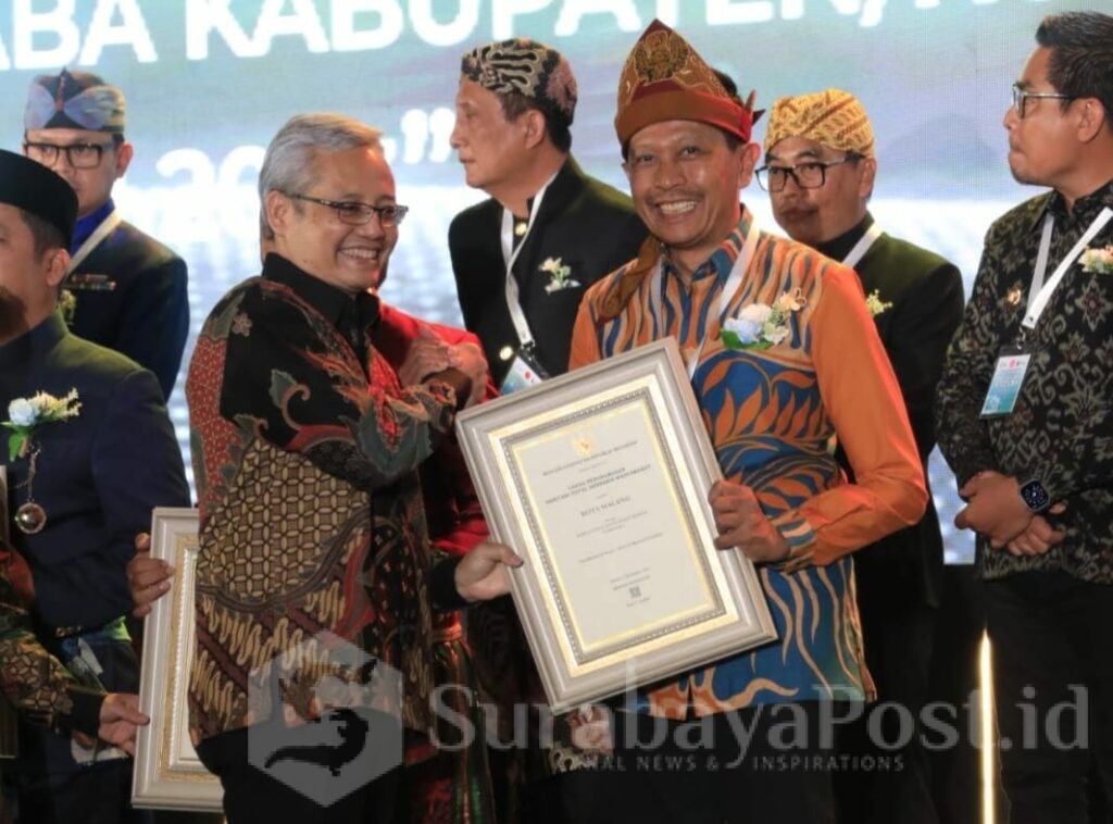 Pj. Walikota Malang, Wahyu Hidayat saat menerima penghargaan tingkat nasional berbasis masyarakat. (Dok. Prokompim)
