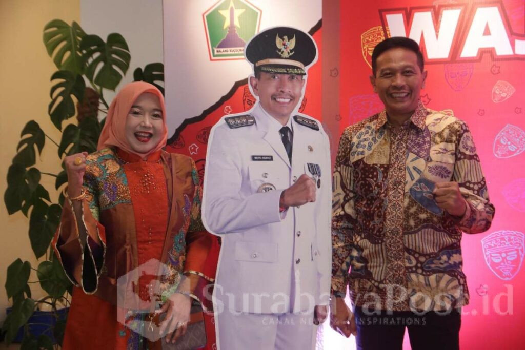 Pj. Walikota Malang, Wahyu Hidayat bersama istri. (Dok. Prokompim)