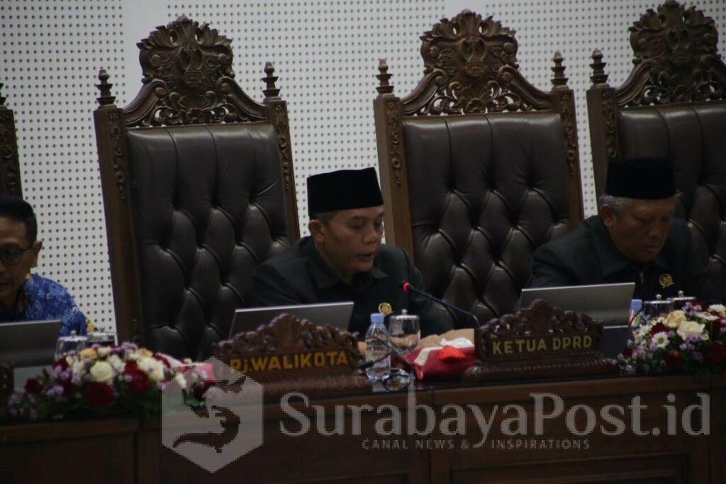 Ketua DPRD Kota Malang, I Made Riandiana Kartika saat memimpin jalannya rapat paripurna