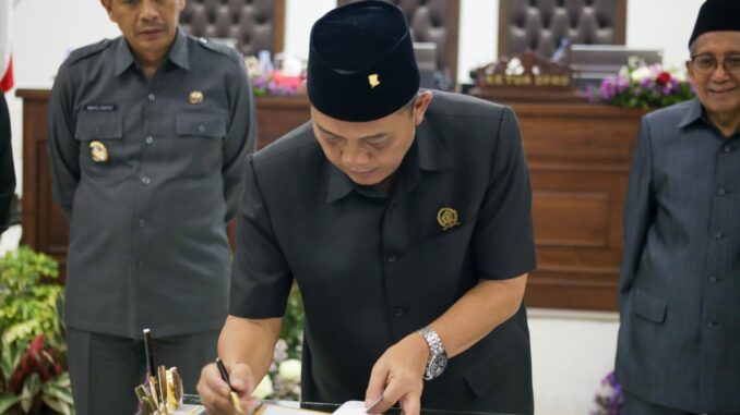 Ketua DPRD Kota Malang, I Made Riandiana Kartika dan Pj Walikota Malang, Wahyu Hidayat menandatangani keputusan hasil rapat paripurna