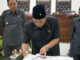 Ketua DPRD Kota Malang, I Made Riandiana Kartika dan Pj Walikota Malang, Wahyu Hidayat menandatangani keputusan hasil rapat paripurna