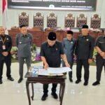 Penandatanganan keputusan rapat paripurna DPRD Kota Malang