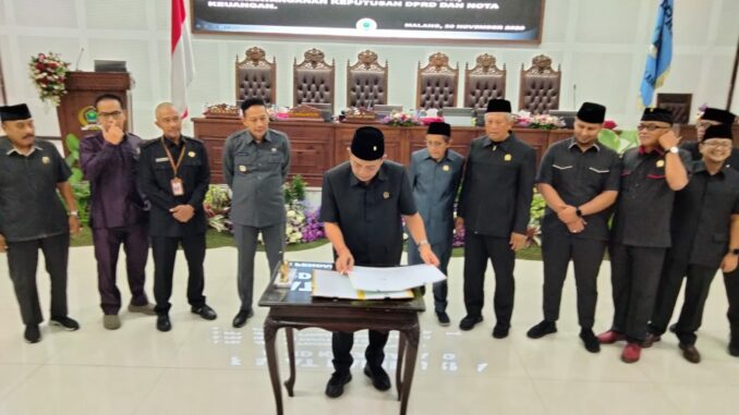 Penandatanganan keputusan rapat paripurna DPRD Kota Malang