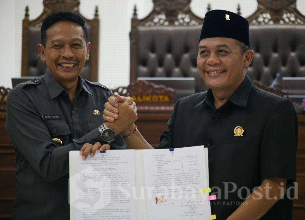 Ketua DPRD Kota Malang, I Made Riandiana Kartika dan Pj Walikota Malang, Wahyu Hidayat menunjukkan bukti penandatanganan yang telah ditetapkan