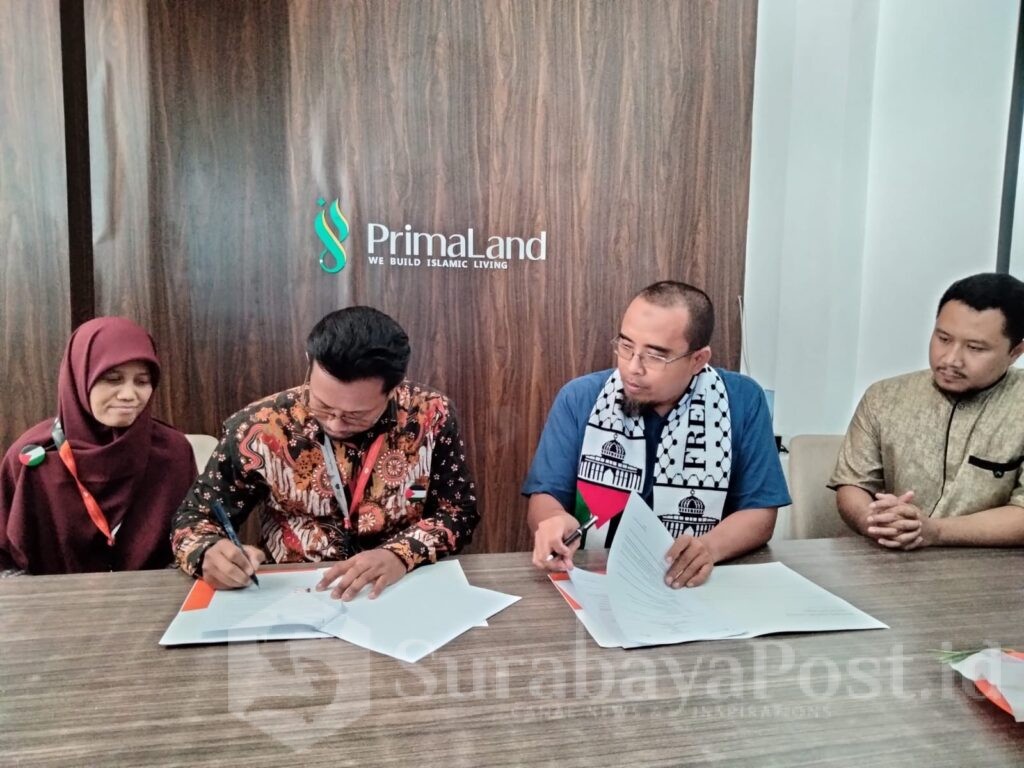 Rendra Masdrajad Safaat, Komisaris Utama Primaland melakukan penandatanganan kerjasama penyaluran bantuan dengan rumah zakat.