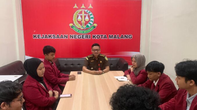 Kasi Pidum Kejaksaan Negeri Kota Malang, Kusbiantoro, SH, MH memberi arahan kepada puluhan mahasiswa UMM terkait Restorative Justice (dok. Kejari)
