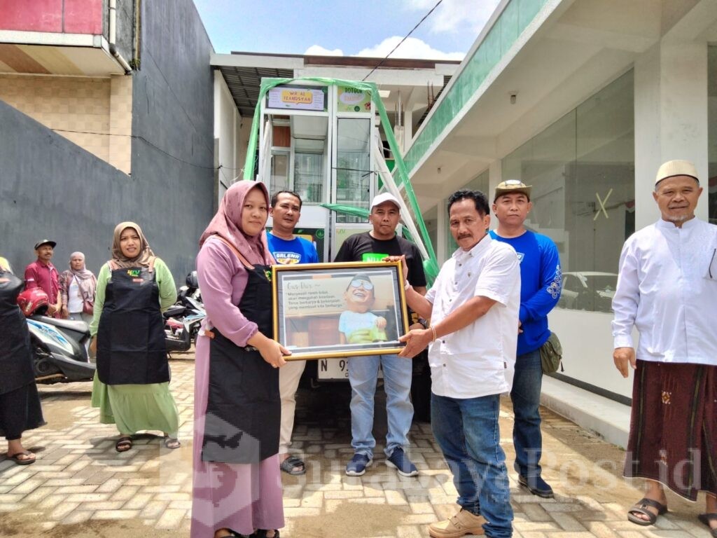 HM Ikhsan menyerahkan gerobak secara simbolis kepada warga Kecamatan Blimbing