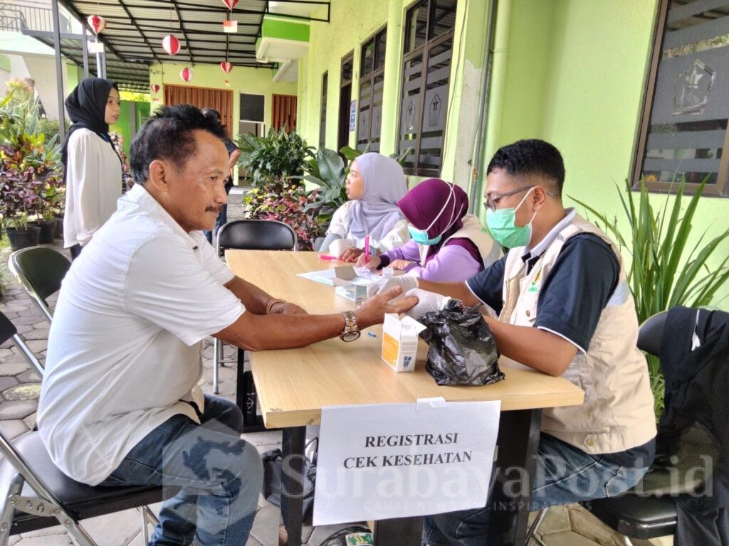Cek kesehatan dalam kegiatan Bulan Bakti Karang Taruna Kecamatan Blimbing