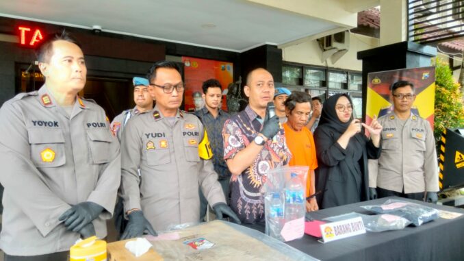 Kasatreskrim Polresta Malang Kota, Kompol Danang Yudanto saat menggelar konferensi pers hasil ungkap pelaku pembunuhan dengan tersangka ST