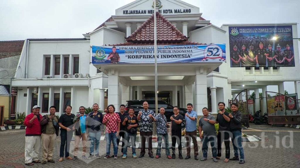 Kajari Kota Malang, Rudy Manurung didampingi Kasi Intelijen, Eko Budisusanto pose bersama wartawan Pokja Adhyaksa (ist)