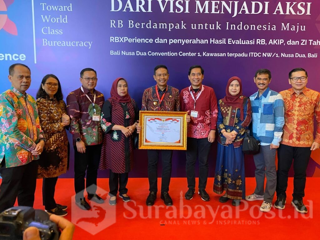 Pj. Walikota Malang, Wahyu Hidayat pose bersama Kepala OPD dilingkungan Pemerintah Kota Malang usai menerima anugerah penghargaan. (Dok. Prokompim)