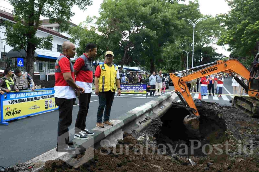 Aspal di Jalan Bandung Ambles, Pj. Walikota Wahyu Instruksikan Kebut Perbaikan. (Dok. Prokompim)