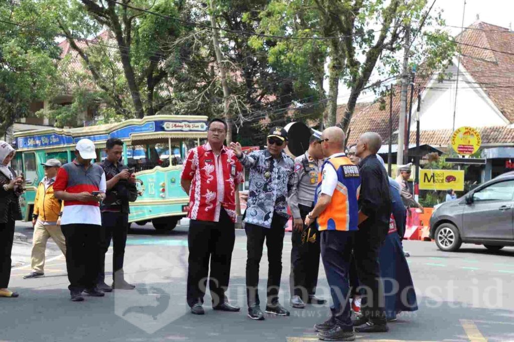 Urai Kemacetan Kayutangan-Semeru, Pj. Walikota Malang, Wahyu Hidayat meninjau lokasi dan memberikan instruksi ke Jajaran. (Dok. Prokompim)