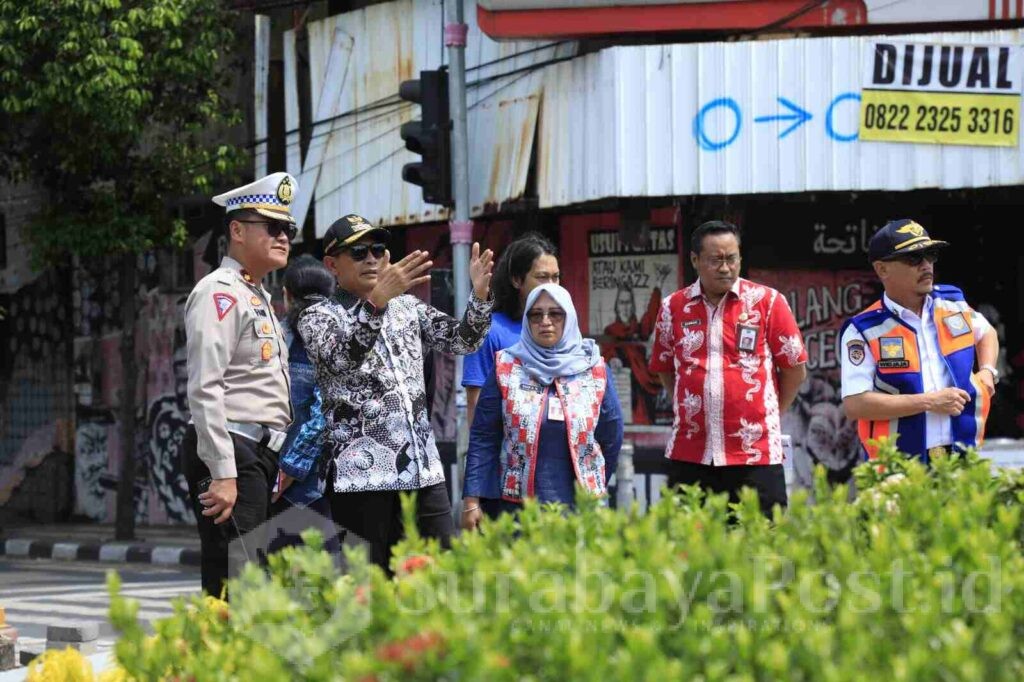 Urai Kemacetan Kayutangan-Semeru, Pj. Walikota Malang, Wahyu Hidayat meninjau lokasi dan memberikan instruksi ke Jajaran. (Dok. Prokompim)