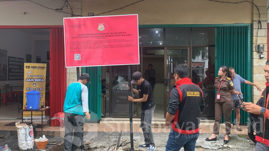 Proses pemasangan Plang yang dilakukan oleh tim Pidsus Kejaksaan Negeri Kota Malang