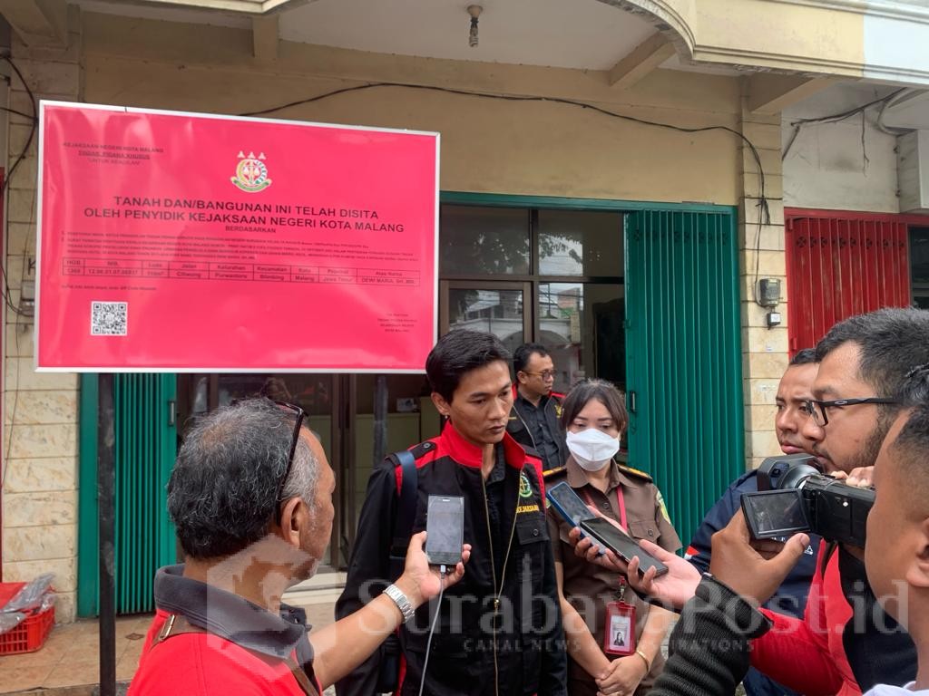 Kasubsi Penyidikan Pidsus Kejari Kota Malang, Kukuh Yudha Prakasa memberikan keterangan kepada wartawan