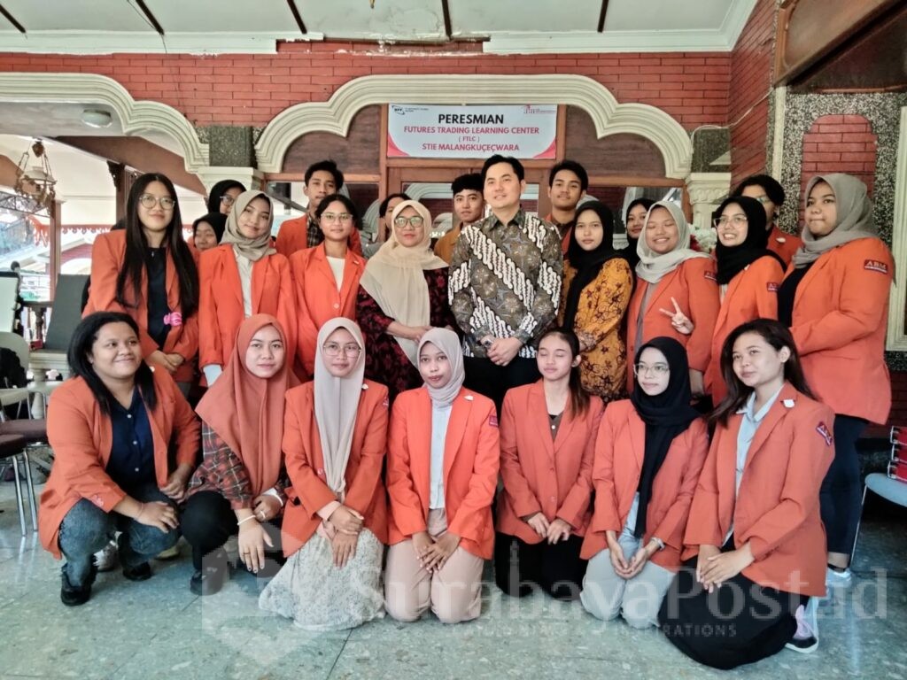 Kepala PT BPF Cabang Malang, Andri pose bersama mahasiswa STIE Malangkucecwara