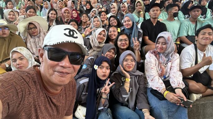 BUKTI NYATA: Suasana kebersamaan seperti inilah yang membuat Universitas IBU Malang meraih peringkat tertinggi se Jawa Timur dan peringkat ketiga Nasional Program PMM4. (Dok. Humas UIBU)