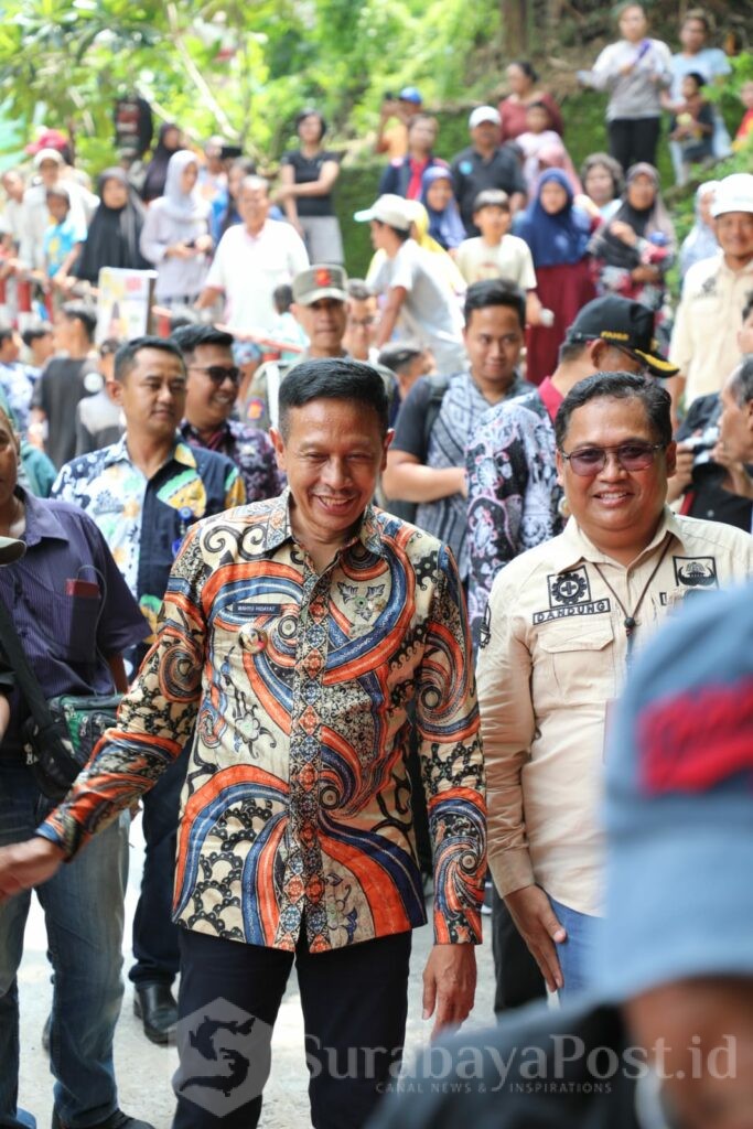 Pj. Walikota Malang, Wahyu Hidayat bersama jajaran kepala OPD dan Komisi C DPRD Kota Malang disela peresmian jembatan Lembayung Mergosono. (Dok. Prokompim)