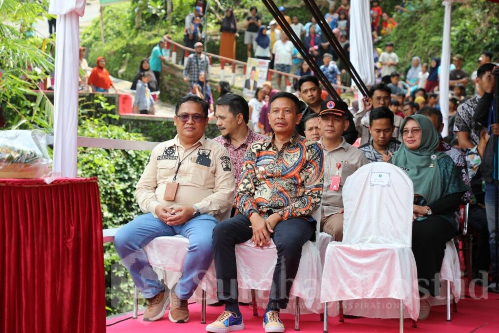 Pj. Walikota Malang, Wahyu Hidayat bersama jajaran kepala OPD dan Komisi C DPRD Kota Malang disela peresmian jembatan Lembayung Mergosono. (Dok. Prokompim)