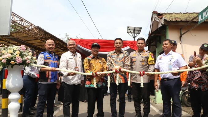 Pj. Walikota Wahyu Hidayat Resmikan Palang Pintu Perlintasan Kereta Api. (Dok. Prokompim)