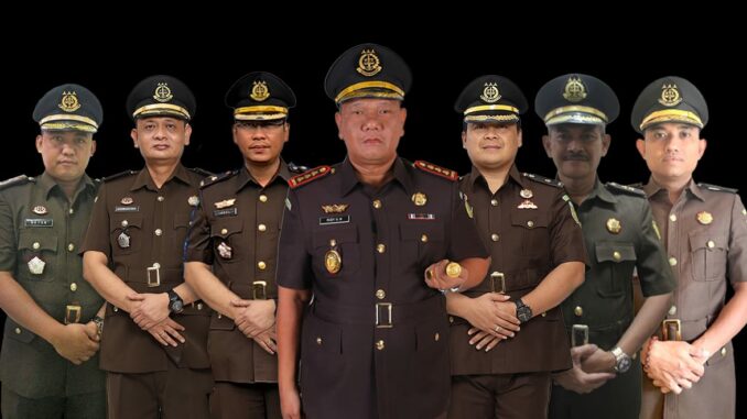 Kepala Kejaksaan Negeri Kota Malang, Rudy H. Manurung, S.H., M.H pose bersama para Kepala Seksi (dok. Kejari)