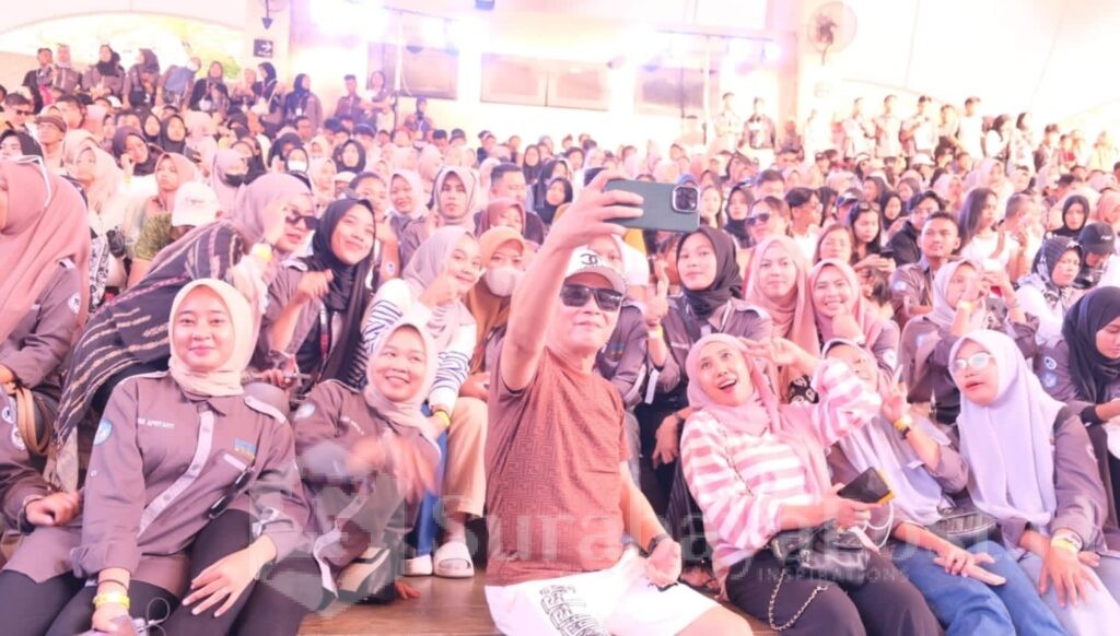 SELFIE: Sam Rektor, Dr. Nurcholis Sunuyeko Selfie dengan ratusan mahasiswa PMM3