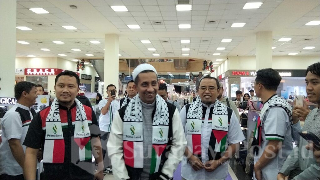 Komisaris Utama Primaland, Rendra Masdrajad Safaat bersama Habib Ja'far dan Direktur Primaland, Margono disela penyerahan DONASI