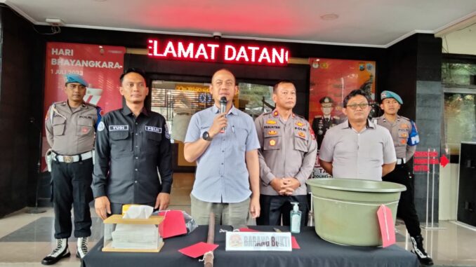 Kasat Reskrim Polresta Malang Kota, Kompol Danang Yudanto saat menggelar konferensi pers terkait Mutilasi di Jl Serayu. (Ft.cholil)