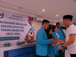 Rektor Universitas Insan Budi Utomo Malang, Dr. Nurcholis Sunuyeko, MSi, menyerahkan beasiswa KIP Kuliah dan beasiswa bantuan UKT. (Dok. UIBU)