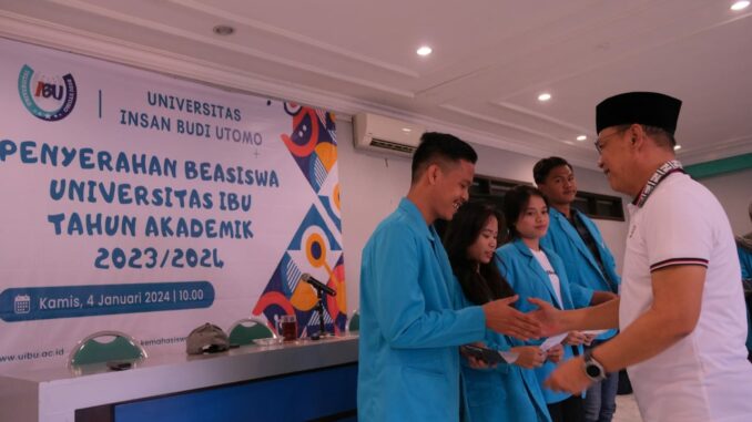 Rektor Universitas Insan Budi Utomo Malang, Dr. Nurcholis Sunuyeko, MSi, menyerahkan beasiswa KIP Kuliah dan beasiswa bantuan UKT. (Dok. UIBU)
