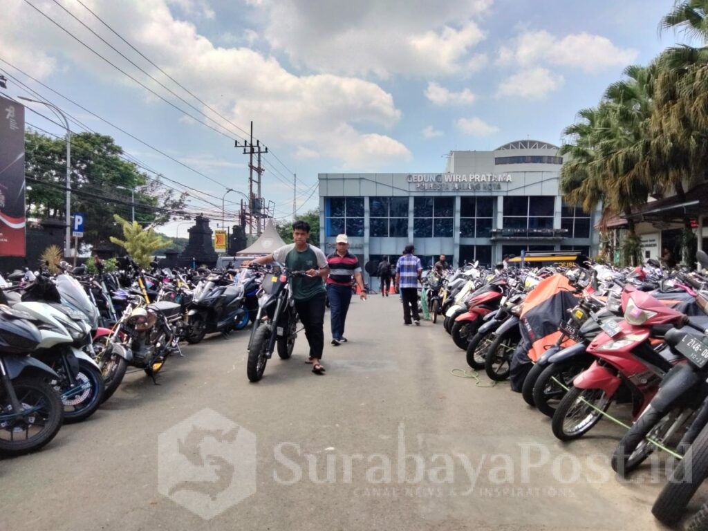 Ratusan kendaraan roda dua hasil operasi balap liar yang berada di halaman Polresta Malang Kota