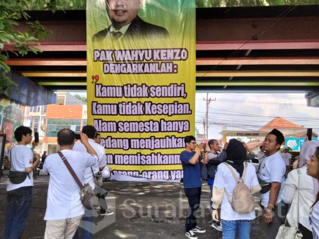 Banner berukuran besar berupa dukungan terhadap Wahyu Kenzo tampak berada di bawah jembatan Fly Over depan Pengadilan Negeri Kelas 1 Malang