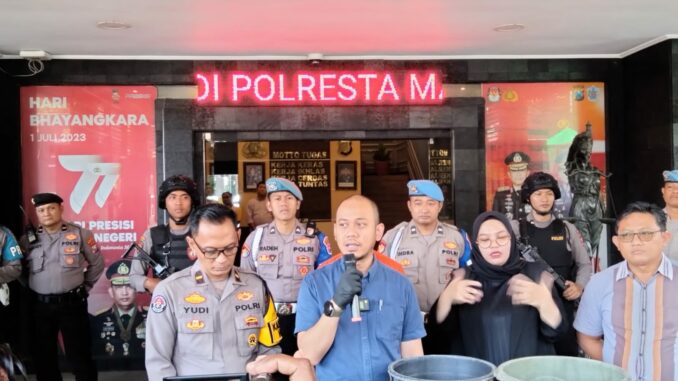 Kasat Reskrim Polresta Malang Kota, Kompol Danang Yudanto saat menggelar konferensi pers