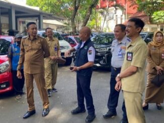 Pj. Walikota Malang, Wahyu Hidayat didampingi Kadishub dan Kadis Kominfo meninjau lokasi parkir di jalan Gajahmada. (ist)