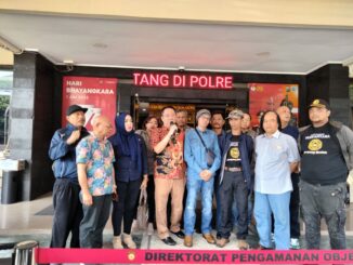 Kelompok masyarakat Malang Peduli Demokrasi (MPD) diwakili Gunadi Handoko (memegang mik) saat berbicara usai melakukan audiensi di Polresta Malang Kota terkait peristiwa hukum di Kota Malang, Selasa (16/1/2024).