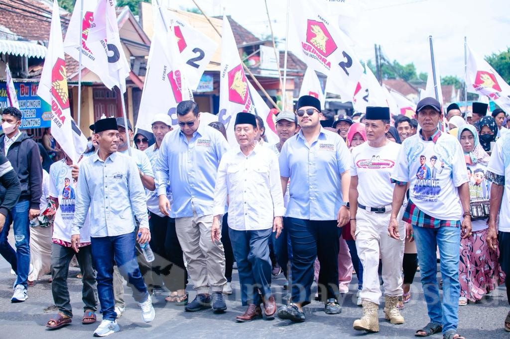 Tokoh masyarakat Desa Gampingan, Abah H. Rofi'i (Hem putih) bersama para relawan pemenangan Prabowo-Gibran. (ist)