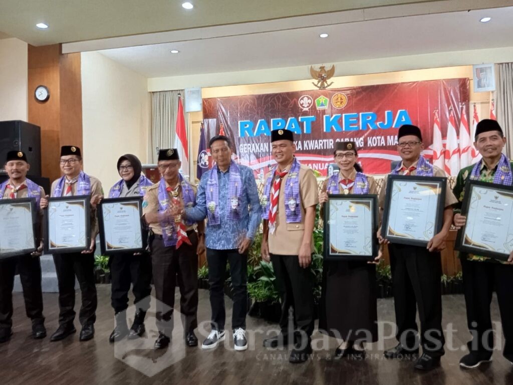Pj.Wahyu Hidayat saat memberikan penghargaan dalam Rapat Kerja Pramuka Kwarcab Kota Malang