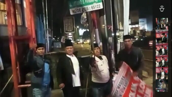 CINTA DAMAI: Tokoh masyarakat Madura di Kota Malang menurunkan baliho bernada provokatif yang mengatas namakan Warga Madura. (ist)