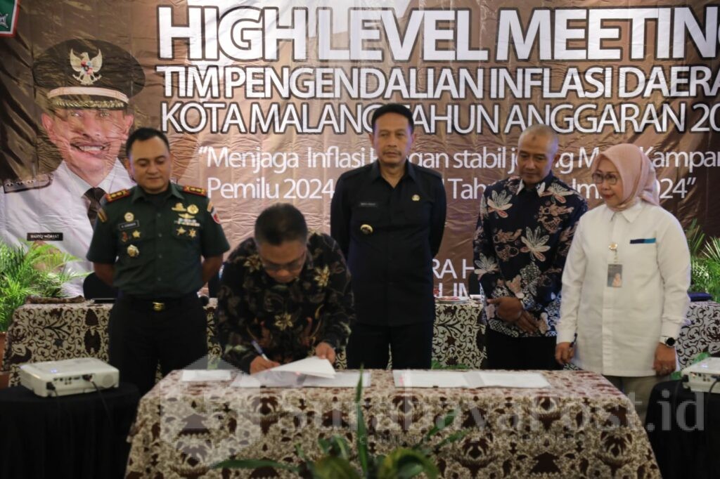 Pj. Wahyu Hidayat melakukan penandatanganan Mou bersama Bank Indonesia Malang dan Perum Bulog. (Dok. Prokompim)