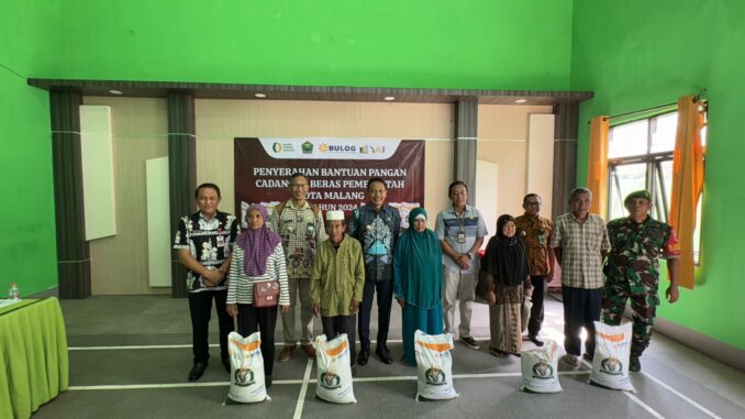 Respon kondisi pasar, Pj. Walikota Malang, Wahyu Hidayat salurkan bantuan pangan. (Dok. Prokompim)