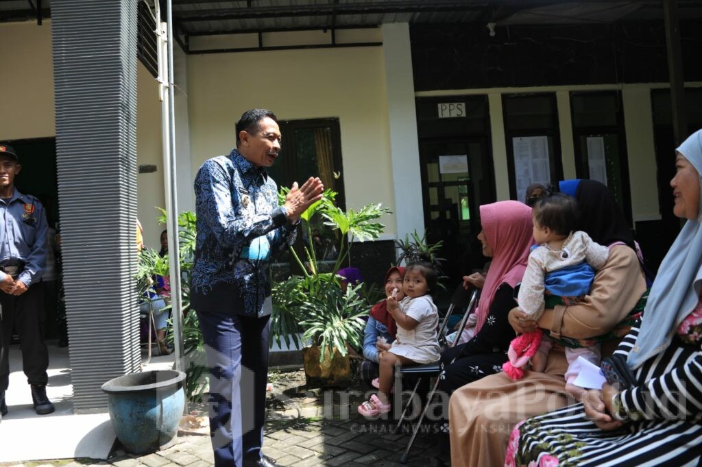 Pj. Walikota Wahyu Hidayat disela penyerahan bantuan pangan. (ist)