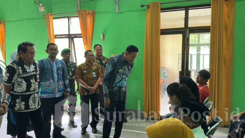 Respon kondisi pasar, Pj. Walikota Malang, Wahyu Hidayat salurkan bantuan pangan. (Dok. Prokompim)
