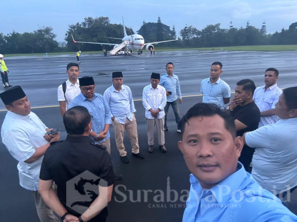 H Rofi'i, tokoh masyarakat Desa Gampingan, Kecamatan Pagak Kabupaten Malang tampak hadir sekaligus mengantar kepulangan Prabowo Subianto ke Bandara Abdurrahman Saleh. (ist)
