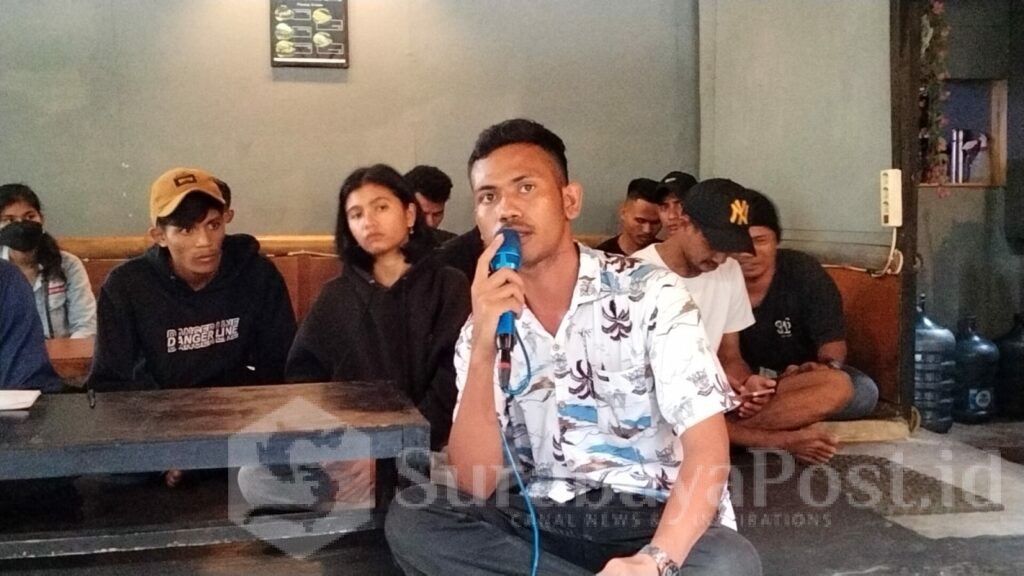 Ketua koordinator Aliansi Fajar Timur Malang Raya, Yohanis Lele Dapawole memberikan sambutan