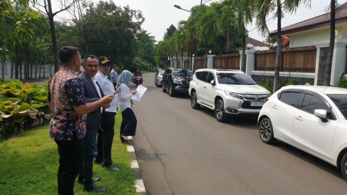 Majelis hakim Pengadilan Negeri Jakarta Timur saat melakukan pemeriksaan setempat terhadap properti yang dibeli oleh Putri Zulkifli Hasan. (istimewa).