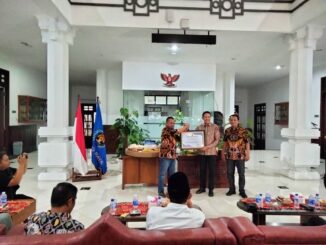 Pj. Walikota Malang, Wahyu Hidayat, menerima penghargaan"Tokoh Peduli Pers" dari Persatuan Wartawan Indonesia (PWI) Malang Raya, Jumat (09/02/2024).