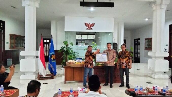 Pj. Walikota Malang, Wahyu Hidayat, menerima penghargaan"Tokoh Peduli Pers" dari Persatuan Wartawan Indonesia (PWI) Malang Raya, Jumat (09/02/2024).