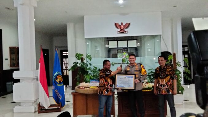 Kapolresta Malang Kota, Kombes Pol Budi Hermanto saat menerima penghargaan"Tokoh Peduli Pers" dari Persatuan Wartawan Indonesia (PWI) Malang Raya, Jumat (09/02/2024)